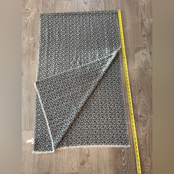 Authentic Michael Kors Logo 100%Wool Scarf/Shawl. 80”L x 24”W Lightweight - Picture 2 of 3